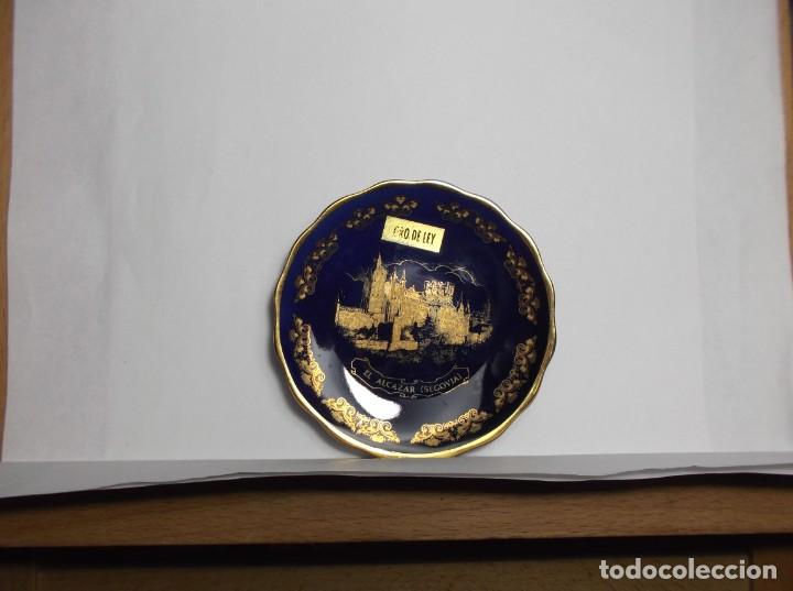 Vintage: PLATITO DE CERAMICA - MINIATURA - EL ALCAZAR DE SEGOVIA - FONDO AZUL EN ORO DE LEY.