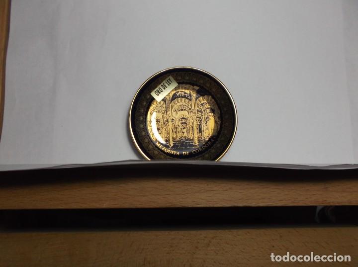 Vintage: PLATITO DE CERAMICA - MINIATURA - MEZQUITA DE CORDOBA - FONDO AZUL EN ORO DE LEY.