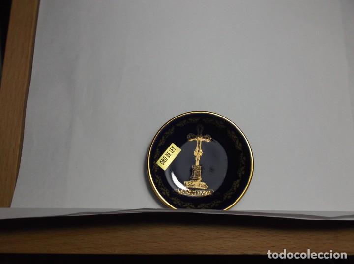 Vintage: PLATITO DE CERAMICA - MINIATURA - LIGNUM CRUCIS SANTO TORIBIO DE LIEBANA - FONDO AZUL EN ORO DE LEY.