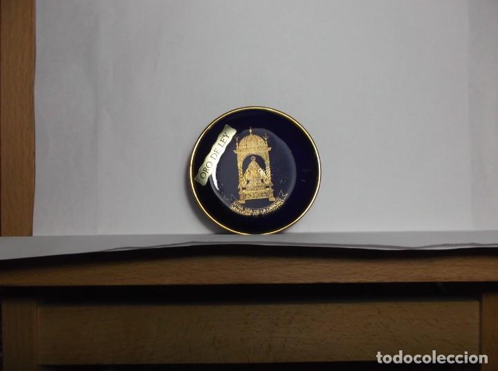 Vintage: PLATITO DE CERAMICA - MINIATURA - NTRA.SRA. DE LA CARIDAD - SANLUCAR BD - FONDO AZUL EN ORO DE LEY.