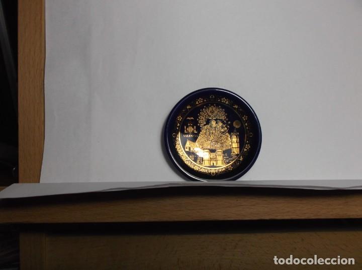 Vintage: PLATITO DE CERAMICA - MINIATURA - VALENCIA - FONDO AZUL EN ORO DE LEY.