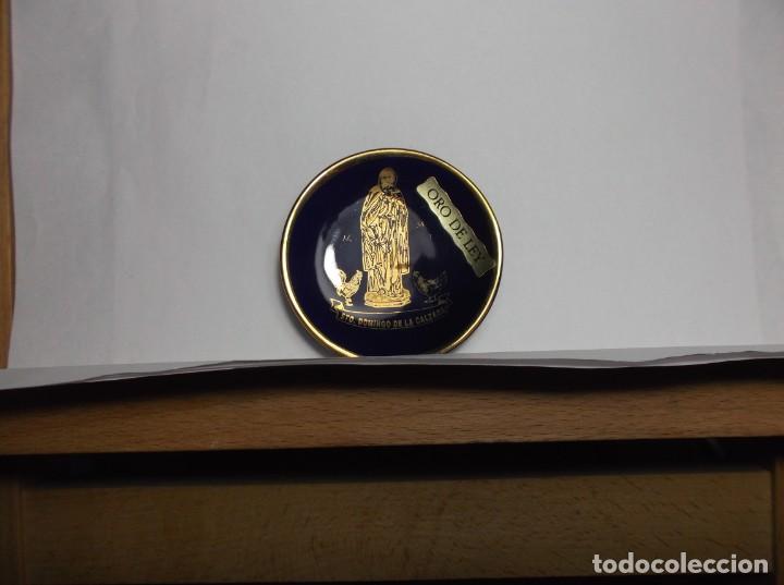 Vintage: PLATITO DE CERAMICA - MINIATURA - SANTO DOMINGO DE LA CALZADA - FONDO AZUL EN ORO DE LEY.