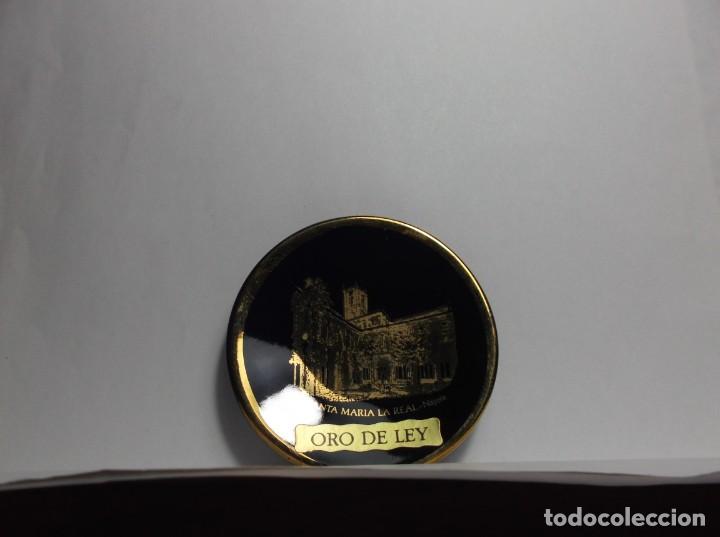 Vintage: PLATITO DE CERAMICA - MINIATURA - SANTA MARIA LA REAL - NAJERA - FONDO AZUL EN ORO DE LEY.
