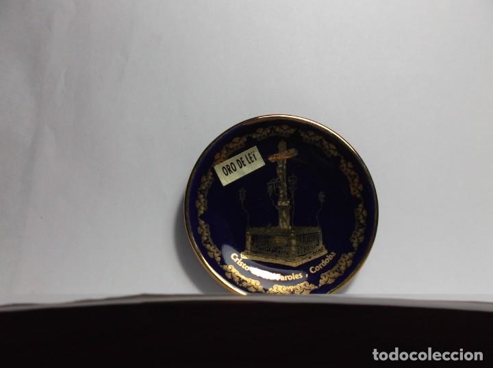 Vintage: PLATITO DE CERAMICA - MINIATURA - CRISTO DE LOS FAROLES - CORDOBA - FONDO AZUL EN ORO DE LEY.