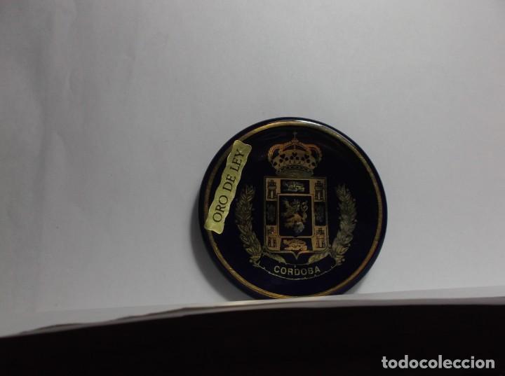Vintage: PLATITO DE CERAMICA - MINIATURA - ESCUDO DE CORDOBA - FONDO AZUL EN ORO DE LEY.