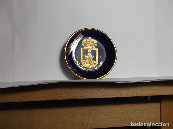 Vintage: PLATITO DE CERAMICA - MINIATURA - ESCUDO DE SANLUCAR DE BDA. CADIZ - FONDO AZUL EN ORO DE LEY.
