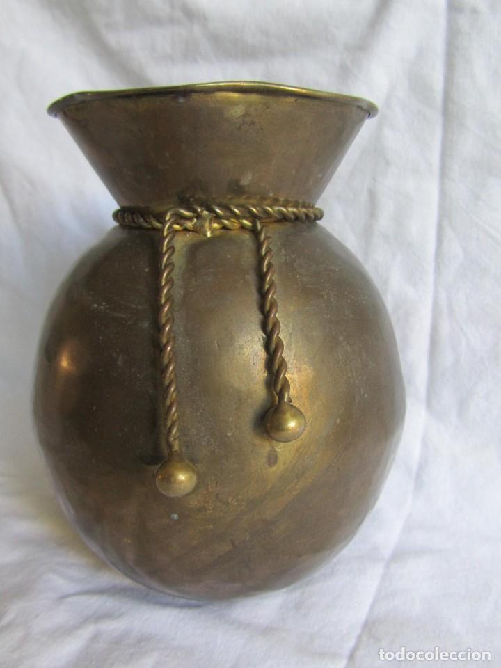 Vintage: Jarr&oacute;n florero de bronce en forma de saco - Foto 2