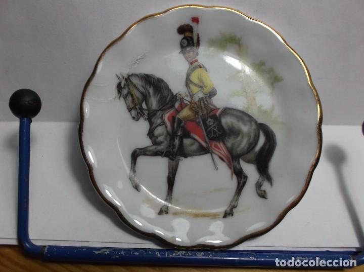 Vintage: PLATITO DE CERAMICA - MINIATURA - JINETE A CABALLO.
