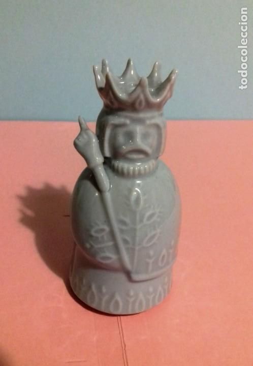 Vintage: Salero o pimentero cer&aacute;mica con la figura de un Rey con corona y cetro. Original dise&ntilde;o.