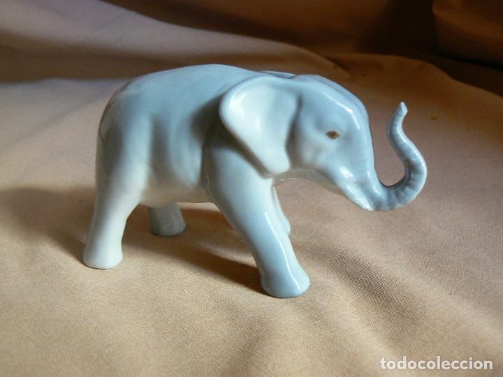 Vintage: Figura de un elefante en porcelana o ceramica
