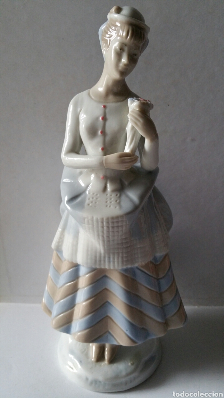 Vintage: Figura de porcelana, PALES SL. Tiene una altura de 21cm.