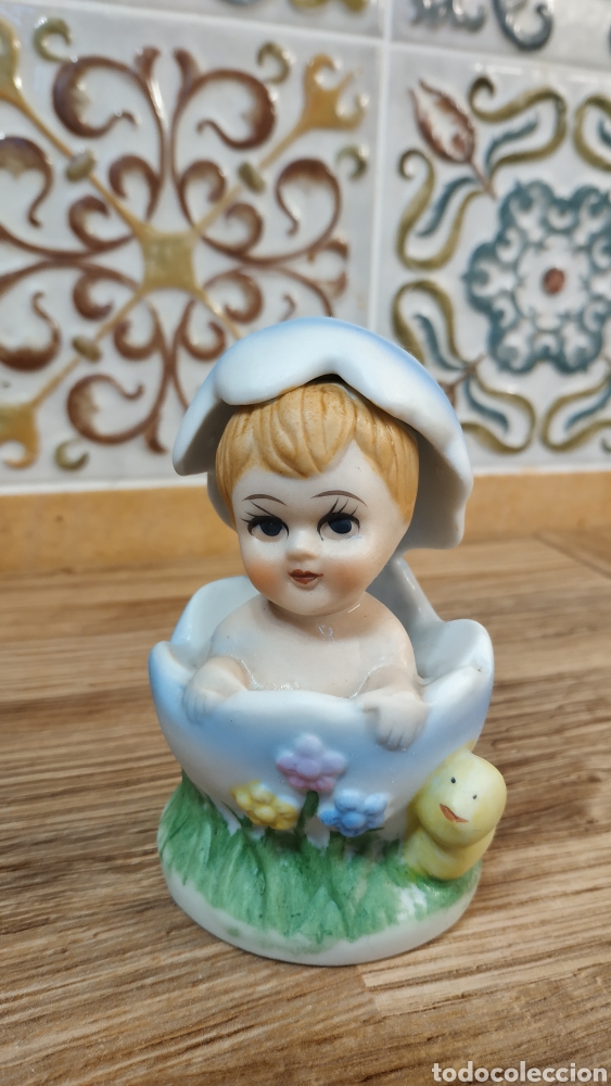 Vintage: Figura ni&ntilde;o en huevo de porcelana biscuit