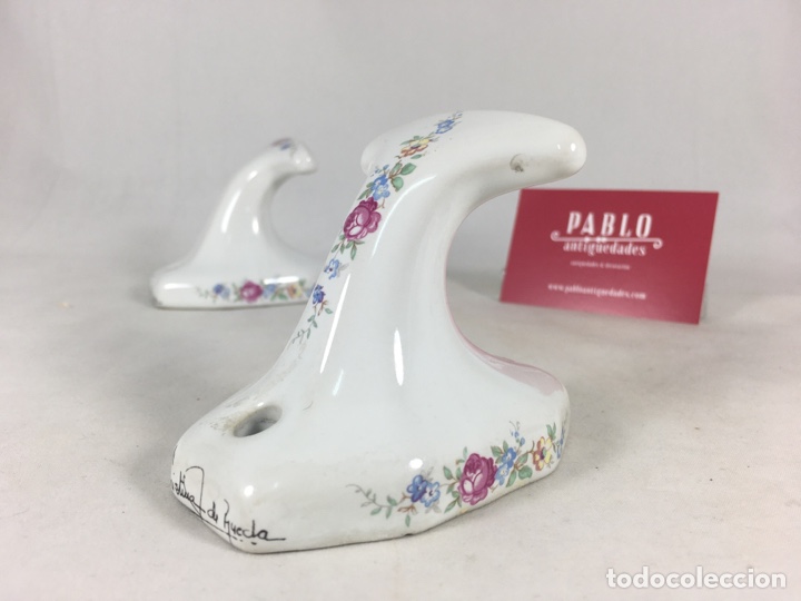Vintage: Preciosa pareja de perchas de porcelana decorada flores con firma de la artista Cristina de Rueda
