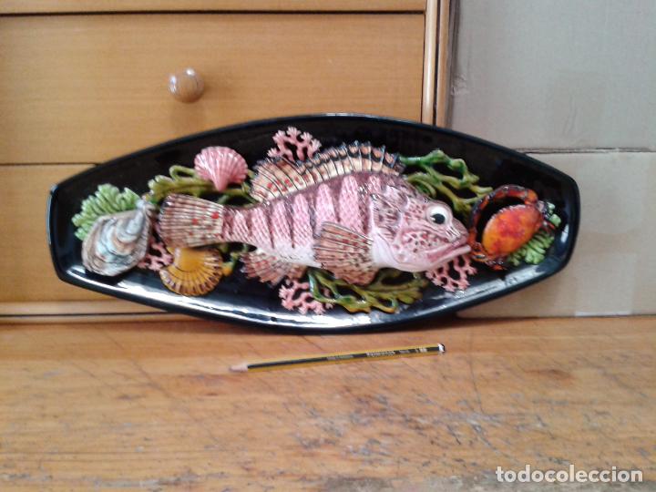 Vintage: Bandeja con Pescado en alto relieve. Cer&aacute;mica finamente esmaltada. a&ntilde;os 60