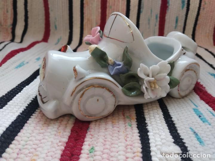 Vintage: FIGURA COCHE DE PORCELANA Y ORO - *R