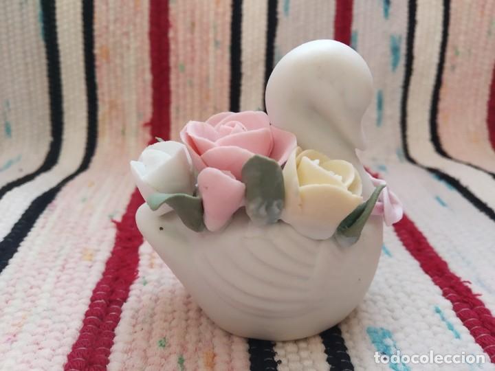 Vintage: FIGURA CISNE CON FLORES DE PORCELANA - *R