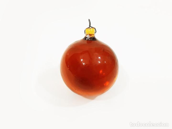 Vintage: Esfera de vidrio ocre para colgar.