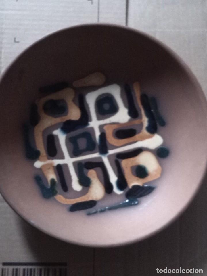 Vintage: Plato de terracota con pintura abstracta a&ntilde;os 70s colores azul blanco negro y naranja