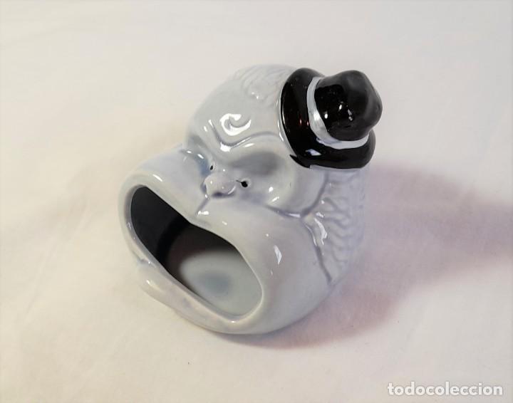 Vintage: Carocero **Despojador huesos aceituna**Palillero**Gorila azul