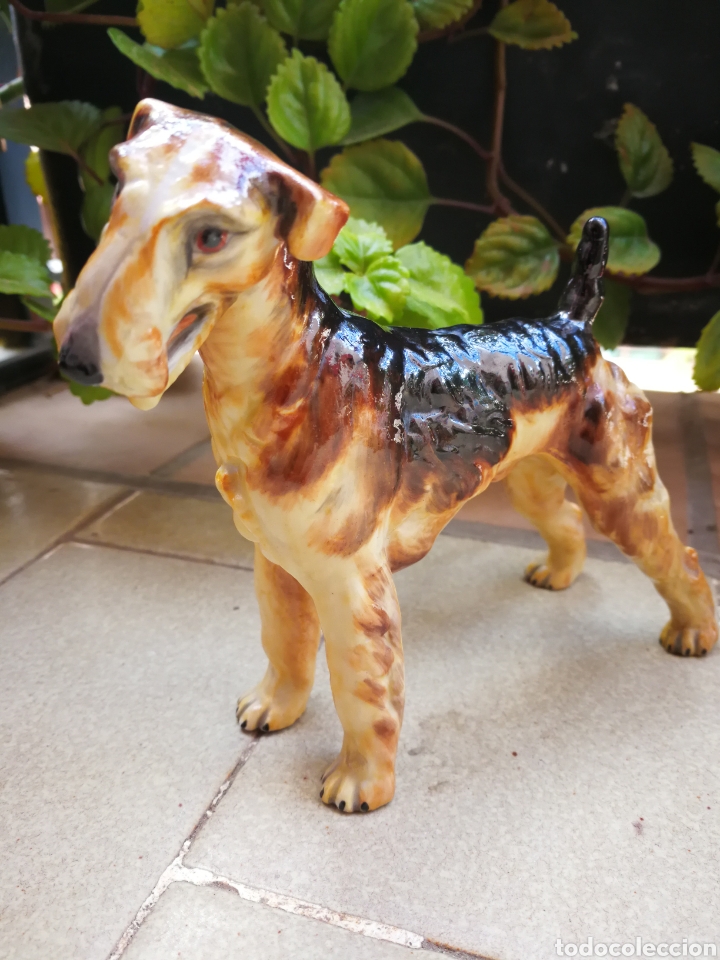 Vintage: PERRO TERRIER DE PORCELANA ESMALTADA OJOS CRISTAL, 14x12CM.