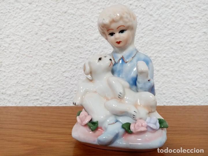 Vintage: FIGURA DE PORCELANA TIPO BISCUIT. NI&Ntilde;O CON PERRO. 16 CM A&Ntilde;OS 80