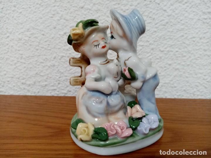 Vintage: figura porcelana tipo biscuit El Beso besandose 10 cms. a&ntilde;os 80
