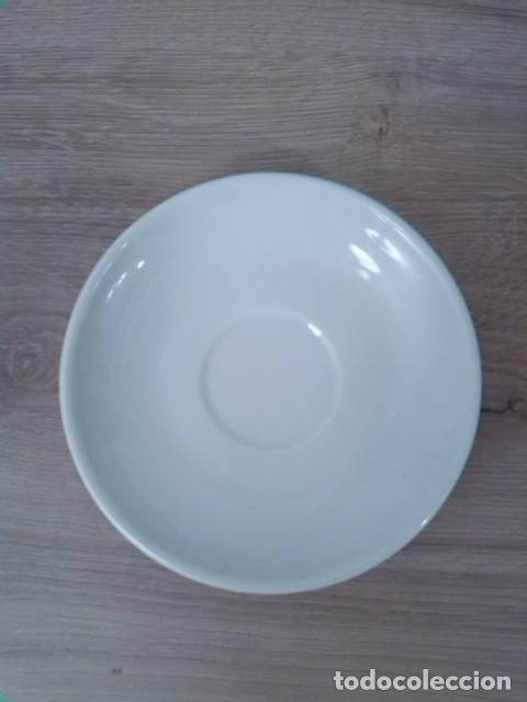 Vintage: Plato de cer&aacute;mica para t&eacute; color blanco. Medida: 12 cm
