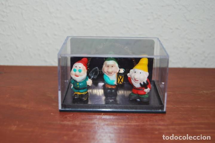 Vintage: TRES ENANITOS DE PORCELANA EN CAJA EXPOSITORA - REUTTER PORZELLAN - ALEMANIA