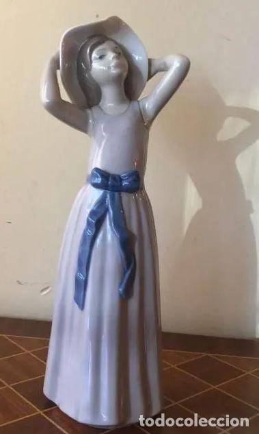 Vintage: Figura Lladr&oacute; Joven probandose un pamela