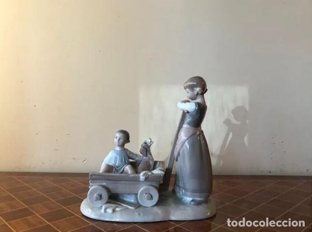 Vintage: Figura de Lladr&oacute; de Ni&ntilde;a empujando un carro con ni&ntilde;o sentado en el