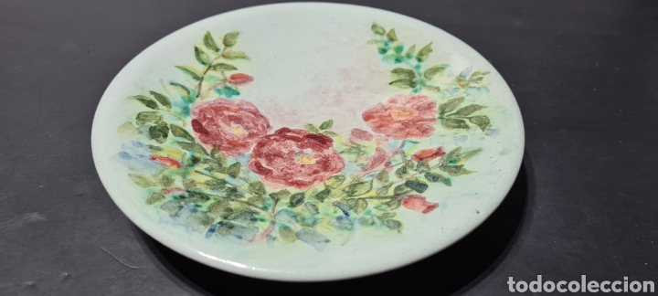 Vintage: Precioso plato con motivos florales y firmado en la base.