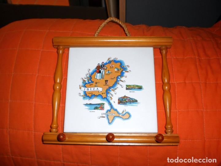 Vintage: COLGADOR DE LLAVES IBIZA y FORMENTERA. VINTAGE (a&ntilde;os 1980). Azulejo y madera.
