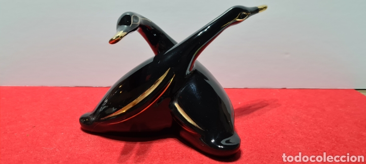 Vintage: Preciosa y elegante figura de cer&aacute;mica de pareja de aves entreenlazadas