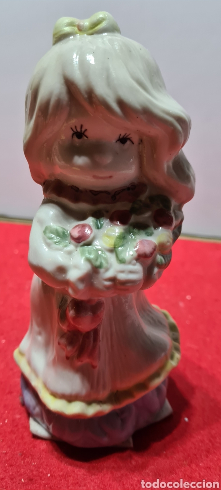 Vintage: Figura de porcelana ni&ntilde;a con ramo de flores.