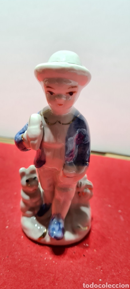 Vintage: Bonita figura de un ni&ntilde;o con un conejo.