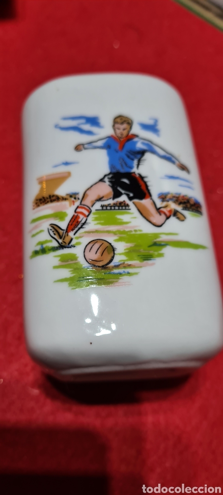 Vintage: Precioso jarron con futbolista, deporte, f&uacute;tbol. Porcelaine Frelon. Villedieu.