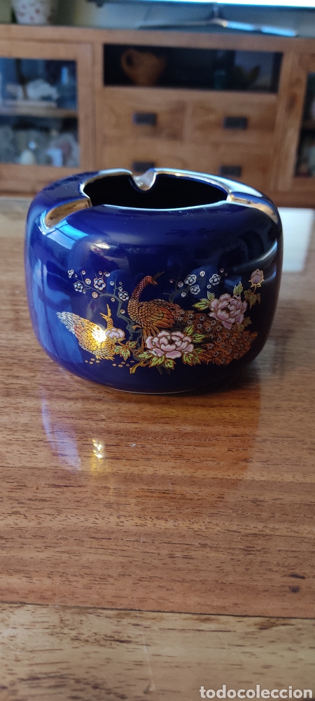 Vintage: Cenicero azul y oro con pavos reales porcelana china