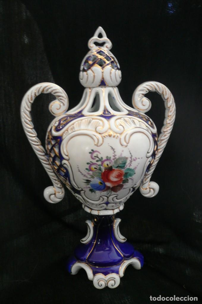 Vintage: MANISES. Urna con asas de la firma CER&Aacute;MICAS GARLAZ. Con escenas rom&aacute;nticas. 33 cent&iacute;metros. N&ordm; 809