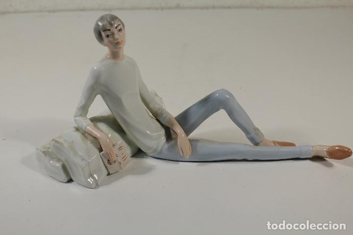 Vintage: Figura de Porcelana Chico con Libro