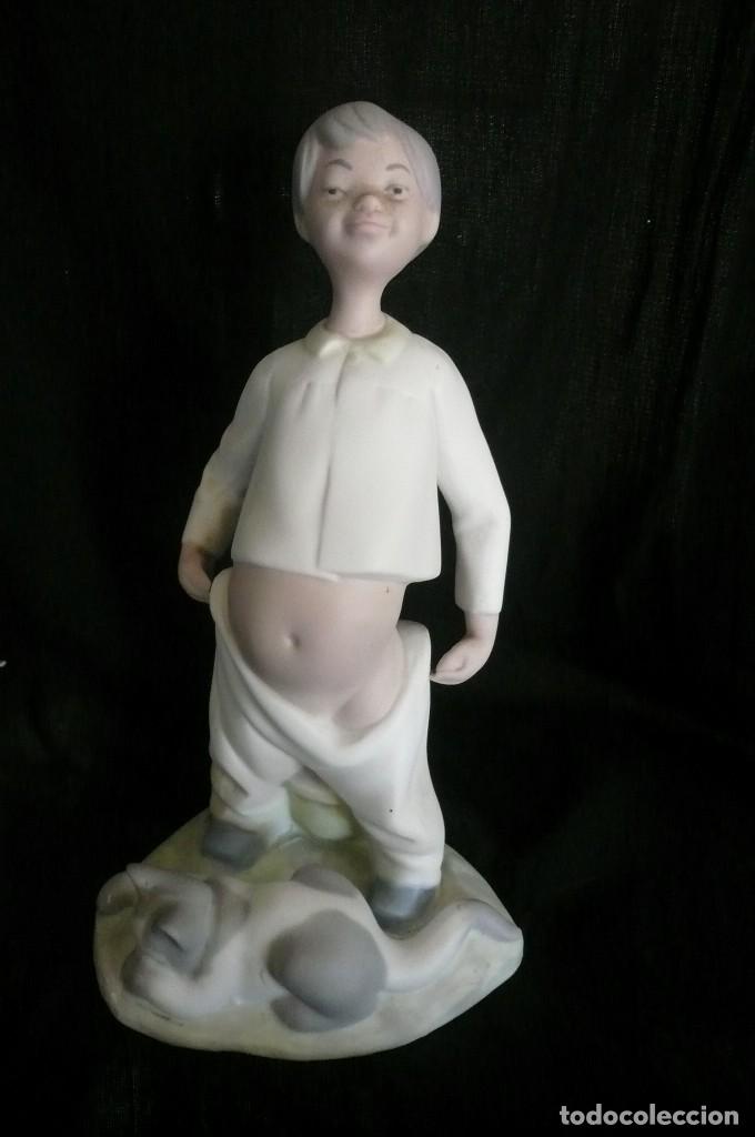Vintage: Figurita en biscuit. Ni&ntilde;o, gato y orinal. Hecha a mano en Espa&ntilde;a. Numerada