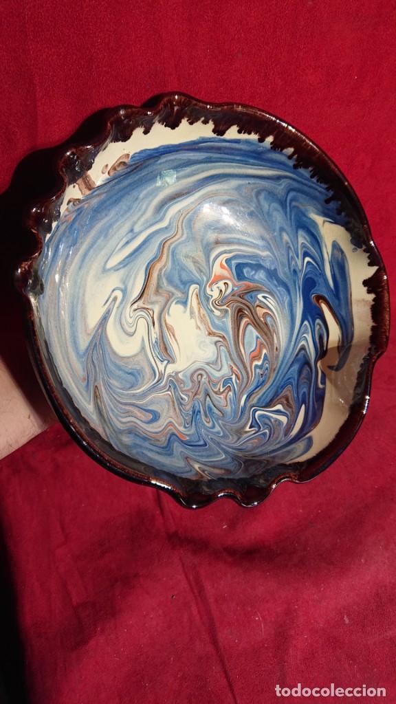 Vintage: BONITO CENTRO DE CERAMICA VIDRIADA . COLORES AZUL Y BLANCO FORMANDO AGUAS - BORDE RIZADO -