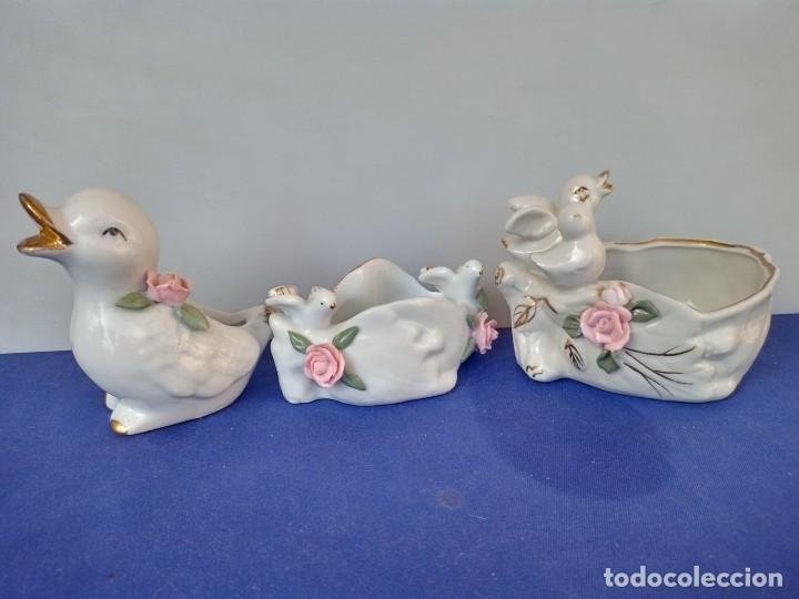 Vintage: Tres objetos decorativos, realizados en porcelana, con p&aacute;jaros.