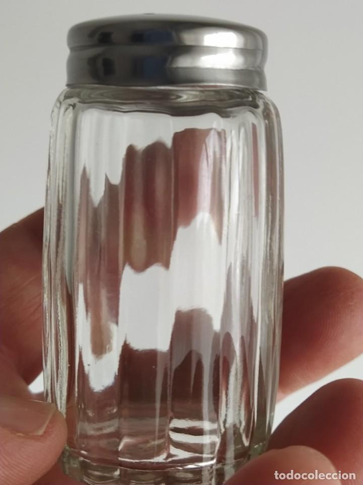 Vintage: SALERO DE CRISTAL CON TAP&Oacute;N MET&Aacute;LICO CON LA P - MEDIDAS ALTO 7,3 CM DI&Aacute;METRO 3,8 CM