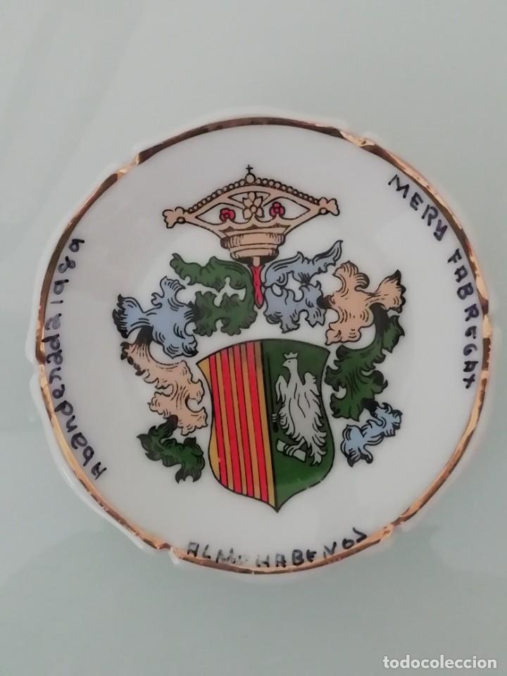 Vintage: ANTIGUO CENICERO DECORATIVO- RECUERDO ABANDERADA 1989 ORIHUELA ALMOHABENOS- MERY FABREGAT- ESCUDO