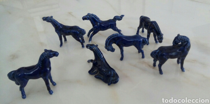 Vintage: Lote de 7 caballos en cer&aacute;mica azul brillo