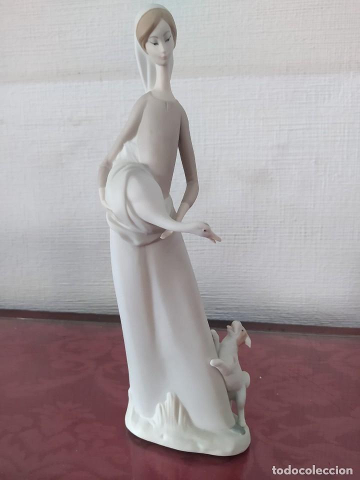 Vintage: Figura de porcelana marca Nao - Espa&ntilde;a - Mujer con Oca