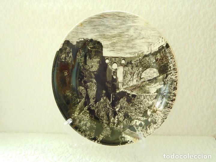 Vintage: PLATO DE CERAMICA LA CARTUJA. VISTA DE RONDA ANTIGUA .DIAMETRO 23,5 CON SOPORTE