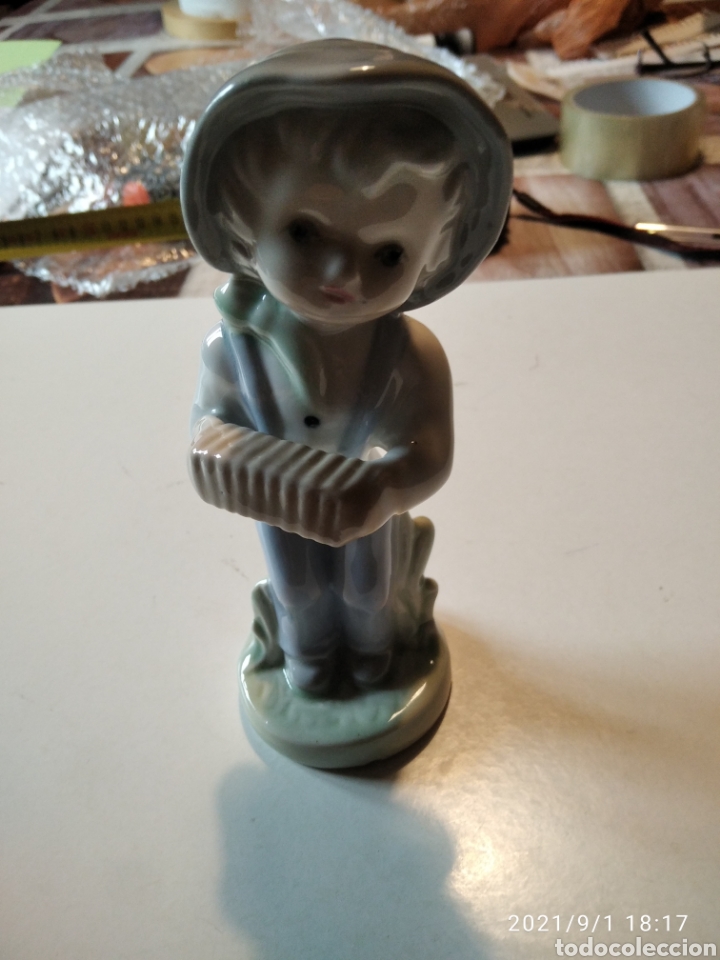Vintage: Figura porcelana ni&ntilde;o tocando acorde&oacute;n