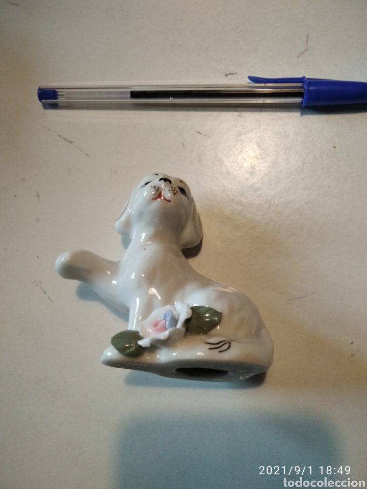 Vintage: Figura porcelana perrito flor
