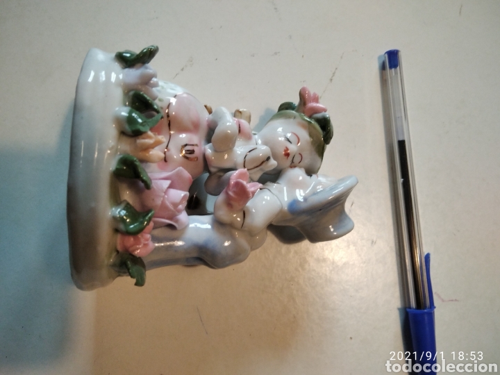 Vintage: Figura porcelana ni&ntilde;os beso Flores